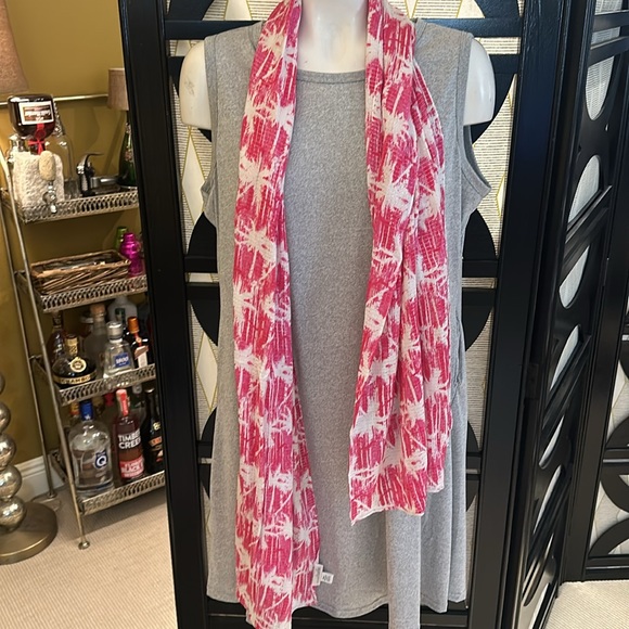 Charming Charlie Lightweight Tropical Palm Tree Pink 70” Long Scarf w/ Fringe. - Picture 6 of 6